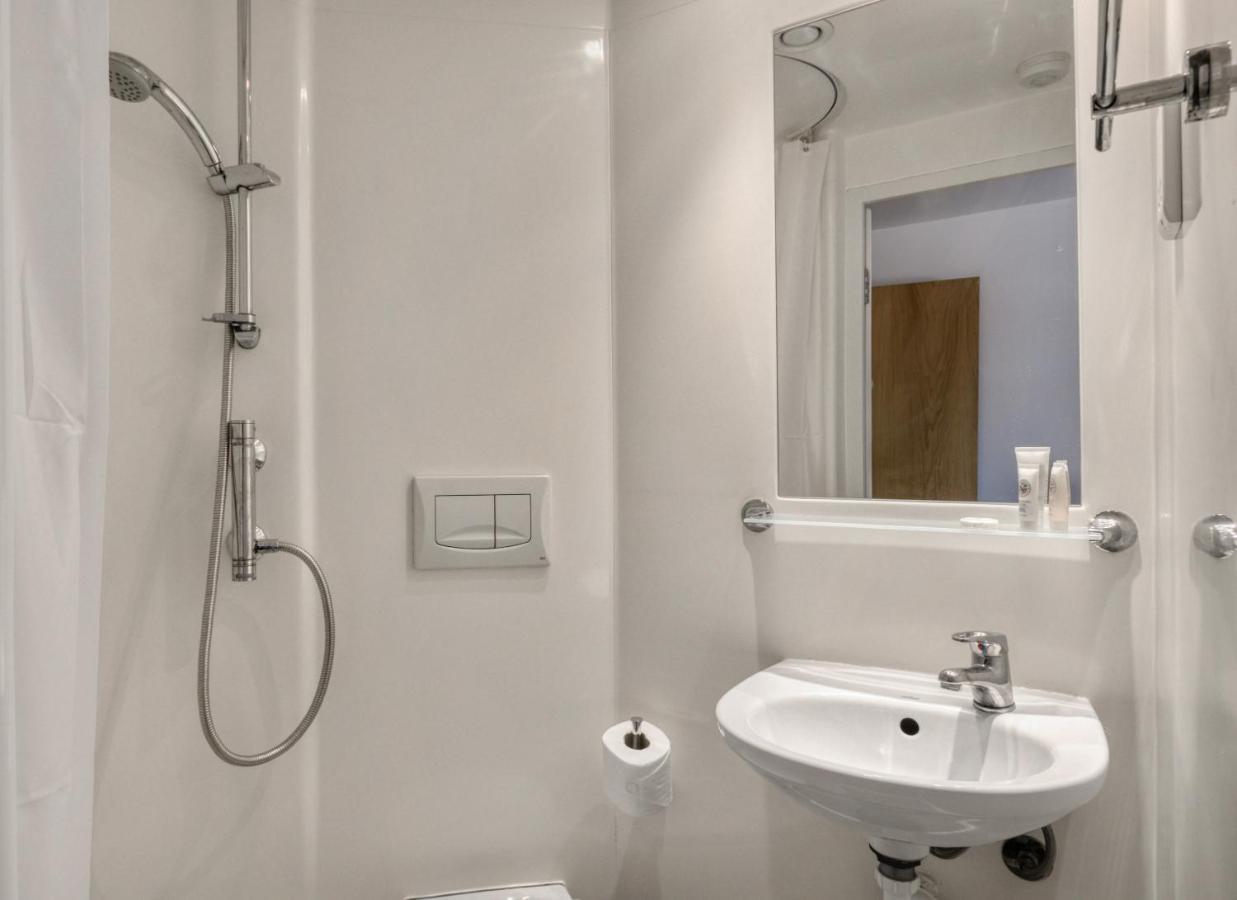 Bright & Central Room In Luton, Sleeps 2 Лутон Экстерьер фото